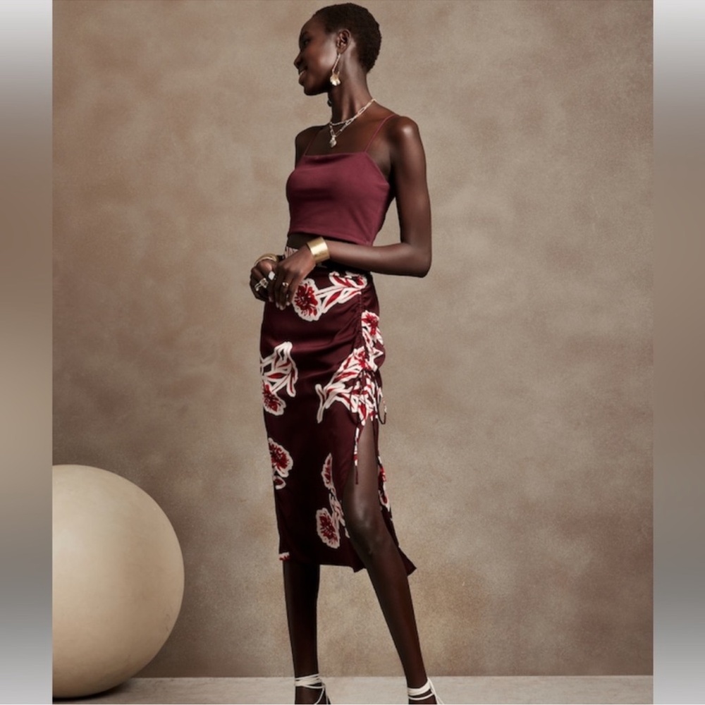 ☀️ BANANA REPUBLIC FACTORY Ruched Floral Skirt